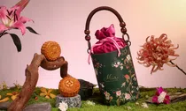 “Nguyệt Hoa – Moonlit Blossoms: Tinh hoa mong manh, thanh nhã trong bộ sưu tập bánh Trung Thu Mia Luxury Collection.”