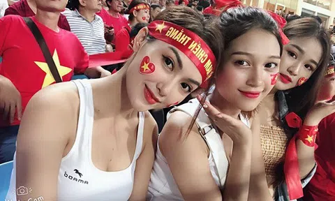 2 "người đẹp bóng đá" từng chỉ trích vì diện gợi cảm cổ vũ, hiện tại có gu mặc gây bất ngờ