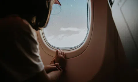 Bí ẩn chiếc lỗ bé nhỏ trên cửa sổ máy bay