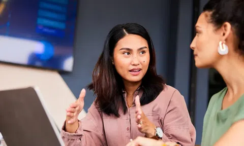 Sai lầm giao tiếp lớn nhất mà hầu hết mọi người mắc phải, theo chuyên gia diễn thuyết trước công chúng, người đã đào tạo các CEO tỷ phú