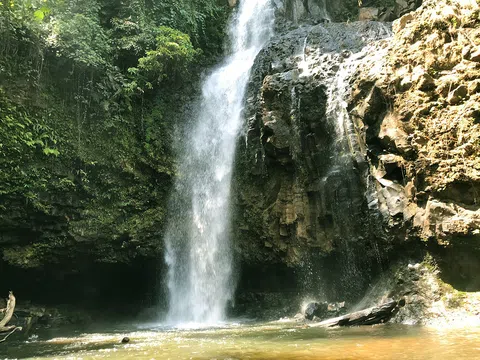 Bình an với thác nước ẩn mình phía sau ngôi chùa tĩnh lặng