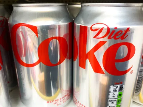 Uống Diet Coke sẽ không giết chết bạn, nhưng các chuyên gia cho rằng có một số lý do chính đáng để bạn cân nhắc cắt giảm