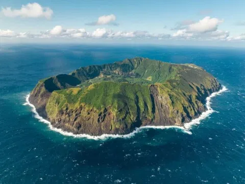 Khám phá sự bình yên ẩn mình trong hòn đảo núi lửa nằm biệt lập giữa biển khơi
