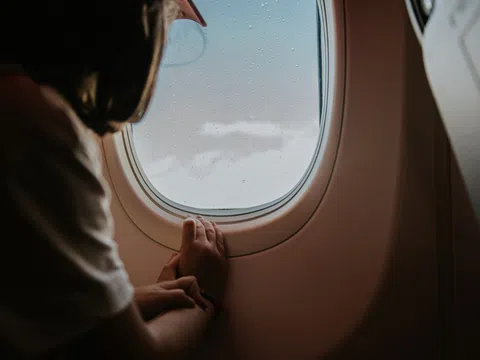 Bí ẩn chiếc lỗ bé nhỏ trên cửa sổ máy bay