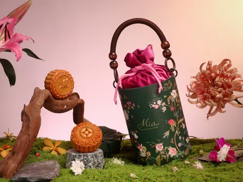 “Nguyệt Hoa – Moonlit Blossoms: Tinh hoa mong manh, thanh nhã trong bộ sưu tập bánh Trung Thu Mia Luxury Collection.”