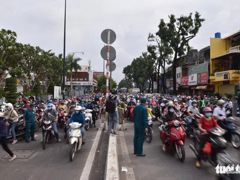 Lại xả trạm kiểm soát ra vào quận Gò Vấp do ùn ứ hàng ngàn người