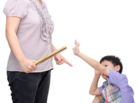 Đòn roi với con trẻ nên chăng?