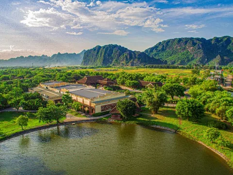 Cùng khu nghỉ dưỡng Emeralda Resort Ninh Bình về với chuyến tàu của thanh xuân